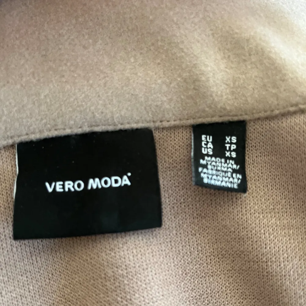 Säljer min kappa från Vero Moda då den är för liten . Jackor.