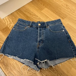 Denimshorts - Helt oanvända denimshorts i storlek 38! Säljer för att den inte kommer till användning. Den är i helt nyttskick. Säljer för 50kr!