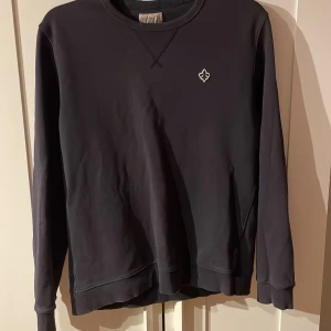 Morris sweatshirt  - Bra skick 7/10. Storlek L men passar även S/M men de kommer se konstigt ut i axlarna. Kontakta för mer frågor ny pris 1400kr.