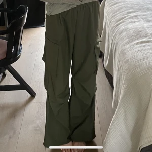 Cargopants grön  - Pösiga tunna cargopants i grönt. Har resår i midjan 