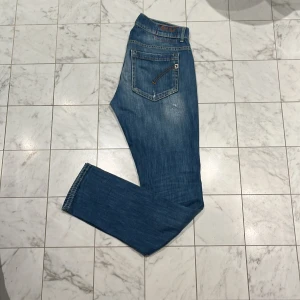 Dondup jeans  - Tjenare, säljer ett par riktigt feta Dondup jeans i storlek 33 samt färgen ljusblå. Skick 9/10 enda problemet är några stygn som gått upp där bak, annars helt fel fria samt sparsamt änvända. Kom dm för fler bilder/frågor osv!😊