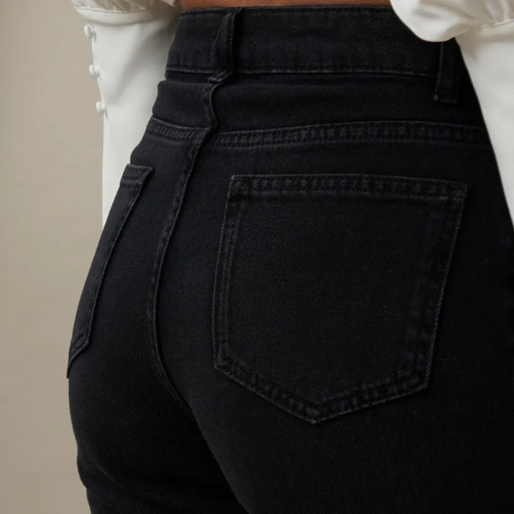 Högmidjade raka jeans med rå kant och slits nedtill 🖤 Kollektion med Hanna Schöbergs för NAKD. Inga defekter och i fint skick. Köptes för 549kr. Passar även 36. . Jeans & Byxor.