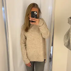 Superskön stickad tröja i beige som inte kommer till användning längre. Köpt i Köpenhamn i en liten butik så jag är inte riktigt säker på märke. Den är lite längre där bak vilket jag tycker är super snyggt och lite ribbad både bak och fram! 💞