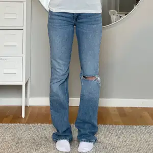 Jätte fina jeans från Gina i bra skick endast slitage längst ner på benen (bild4) strl 36
