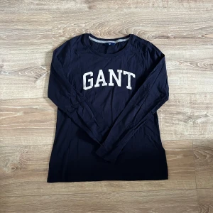 Gant tröja  - En snygg tröja som passar till de mesta. Hör av er vid frågor annars fritt fram att använda ”köp nu”.