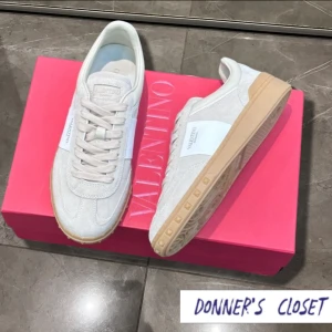 Valentino Upvillage - (INTRESSEKOLL) på dessa populära Flycrew liknade Valentinos nu när Soft/laidback grischen börjar ta över och flycrews börjar bli uttjatade! Storleken är 43 men valentinos passar även en storlek upp och en ner om man lägger i sula. Så dom passar 42-44