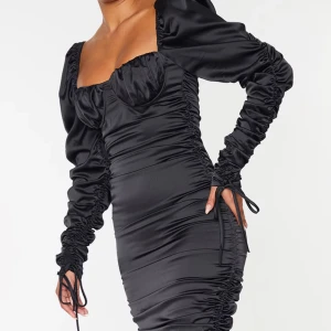 Svart satin klänning. - Super snygg. Kan dock ej få på mig den. Den är alldeles oanvänd med sina lappar med. Köptes för 60£ på prettylittlething. Säljes för 400 kr. 