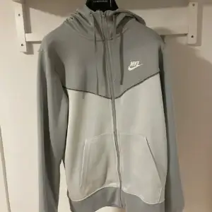 Fin Nike zip hoodie. I storlek S, den är i perfekt skick. Riktiga priset 595, mitt pris 250. 