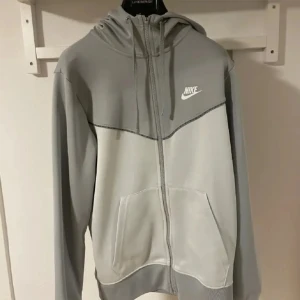 Nike hoodie  - Fin Nike zip hoodie. I storlek S, den är i perfekt skick. Riktiga priset 595, mitt pris 250. 