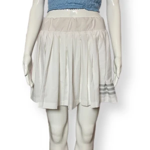 Adidas tenniskjol  - I fint skick, storlek M. MÅTT: Midjebredd 34cm & längd 40cm 