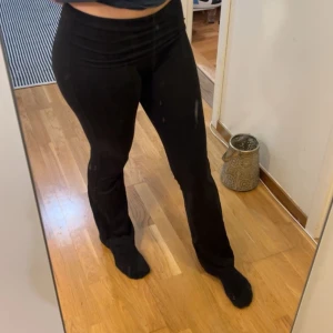 Low wasit mjukis byxor  - Säljer dessa fina lågmidjade bootcut mjukisbyxorna från Gina , jättefina och aldrig använda 