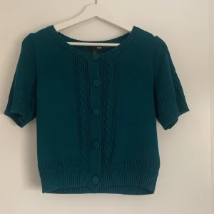 Gullig kofta från h&m - Säljer den här gulliga kortärmade koftan från h&m. Använd gärna köp nu❤️