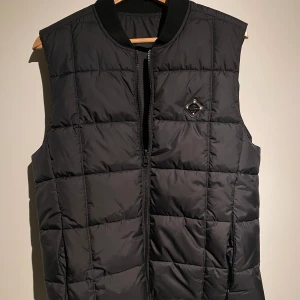 J.Lindeberg Reversible Vest  - Hej, säljer väst från J.Lindeberg. Finns 2 sätt att ha den, går att vända ut och in. Storlek M men liten så passar snarare S. Använd men i bra skick. Nypris 2000kr. Pris kan diskuteras. Hör av dig vid intresse. 
