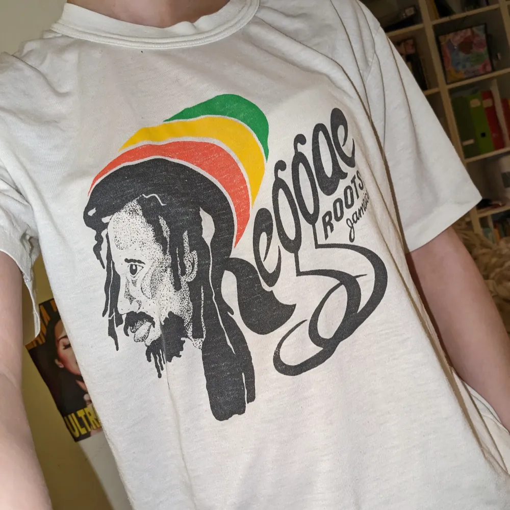 Snygg vit t shirt med reggae bob Marley tryck. . T-shirts.