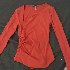 Body - Body, använd en gång under jul. Säljer då jag inte använder längre. Väldigt fin. 