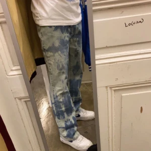 Levis jeans - Levis 550. Som en medium eller 32 (midja) i storlek, han på bilden är 184cm lång. Bra skick men lite använda. Nypris 900kr