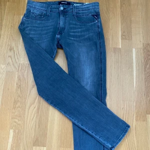 Replay - Tjena, säljer nu mina replay jeans i modellen anbass då jag inte använder dom längre. Skick 9/10