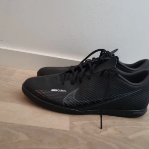 Ett par nike inomhus forbollskor i storlek 45. - Nike inomhus fotbollskor i ett väldigt bra skick.  Storlek :45