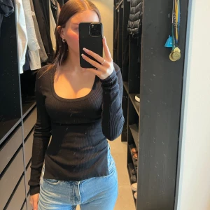 Ribbad topp - Superfin topp med slit på sidorna, slutsåld på bikbok 💕 aldrig använd! 