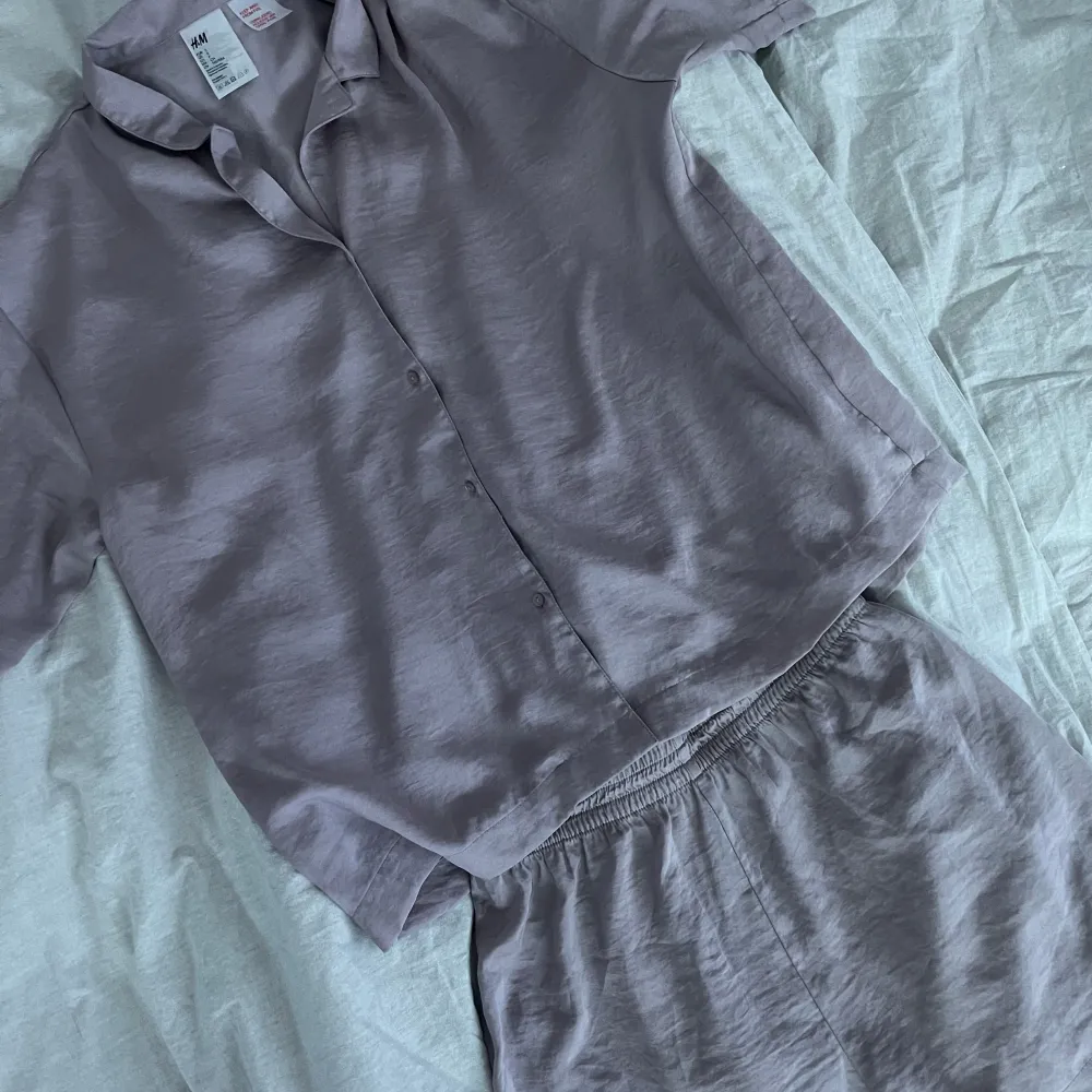 Mysigt pyjamas set i två delar! Köpt på H&M men kommer ej till användning. Härligt material och fin färg. Kontakta mig privat om ni undrar mer 💓kolla gärna på mina andra annonser 💓. Övrigt.