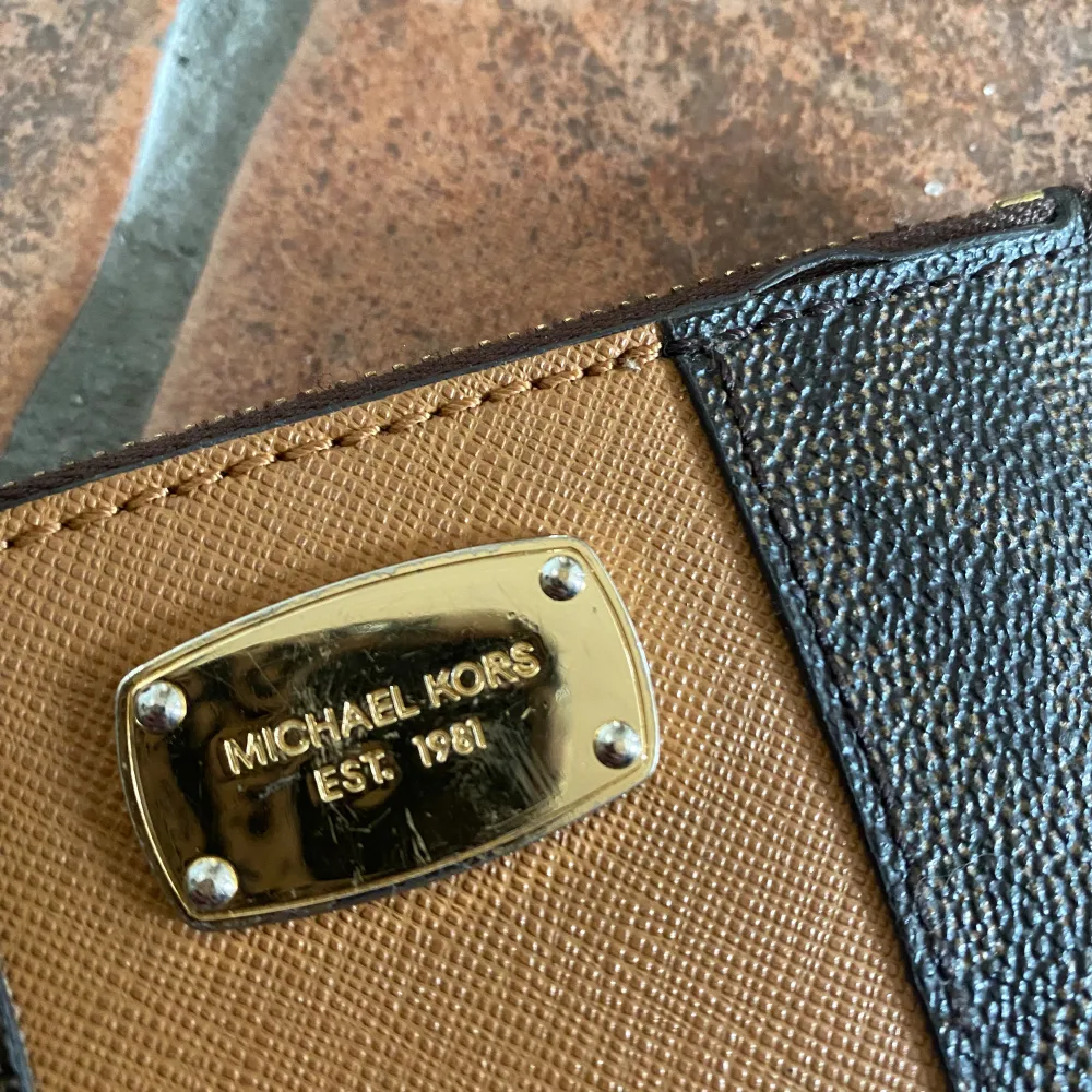 Använd plånbok ifrån Michael Kors (se bilder) men den har mycket kvar att ge🤎. Denna är en gåva ifrån usa så har tyvärr inget kvitto🤎. Väskor.