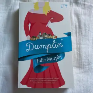 Boken Dumplin’ av Julie Murphy på svenska. Boken till den kända filmen. Den är oläst men har något gulnade sidor i ena hörnet (se sista bilden)