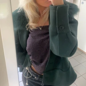 Meotine jacka  - Grön meotine jacka, i bra skick! Vill sälja den då jag inte använder den!