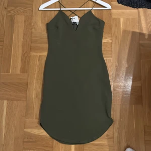 Klänning - Grön klänning från boohoo. Aldrig använd