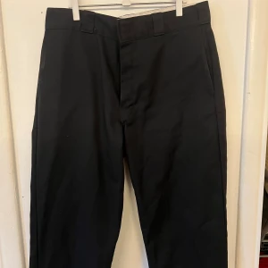 Dickies 874 - Inte 100 på storleken men den passar nog 30/32. Finns spår av användning men ändå väldigt bra skick.