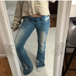 Lågmidjade jeans  - As snygga lågmidjade jeans med coola detaljer😍😍