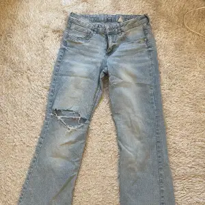 Säljer dom populär hm jeans som e slutsålda i storlek 42. 💕