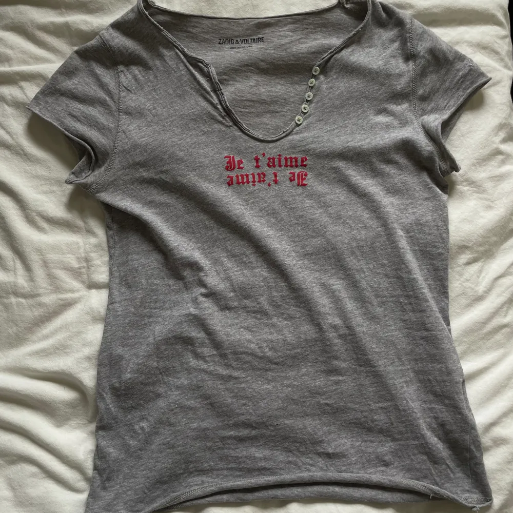Säljer min fina Zadig t-shirt som tyvärr inte kommer till användning💕hör gärna av dig om du har någon fråga💕. T-shirts.