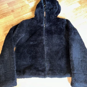 Svart Teddy jacka  - Jackan är i bra skick. Normal i stoleken. Det finns fickor.