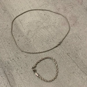 Silver halsband och armband  - Ny endast testad. 