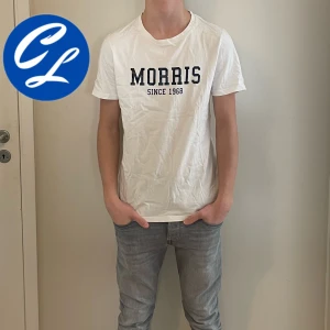 Morris T-Shirt  - Tja! Nu säljer vi denna extremt snygga tishan från Morris. Tishan är i riktigt bra skick (nyskick). Storlek S. Tveka inte att höra av dig vid minsta fråga eller fundering!👍