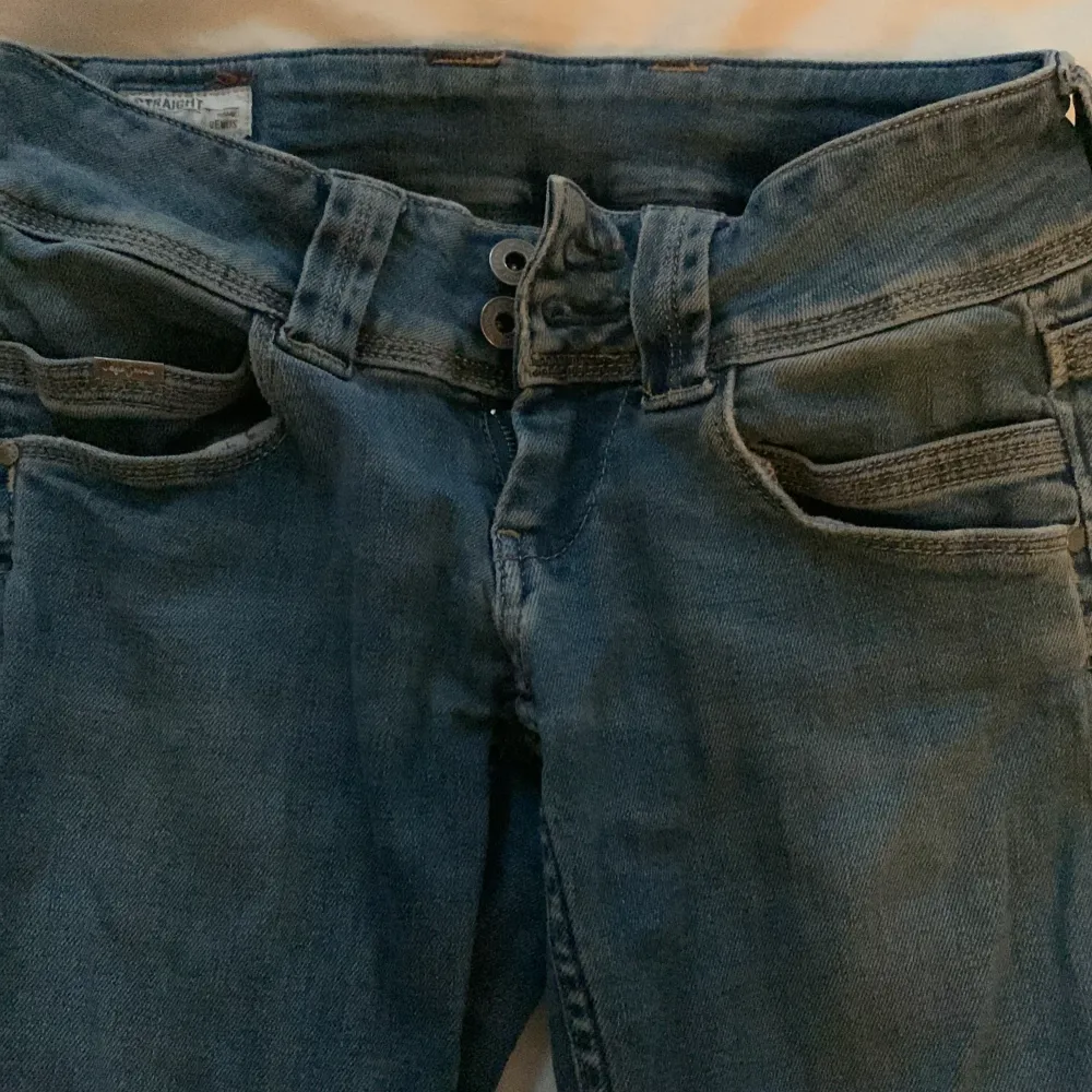 Lågmidjade jeans som är köpta på zalando. Dem är som nya då dem användts några fåtal gånger. Priset går att diskutera men köpte från början för cirka 1000. 😄💖. Jeans & Byxor.