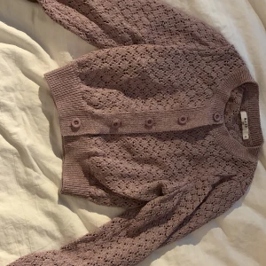 Stickad kofta  - Söt stickad kofta som är köpt på naked. Perfekt nu till sommaren! 💖😍  Skriv gärna vid intresse och om ni har frågor! 