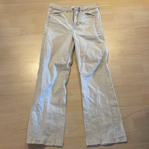 Ljusa jeans  - Knappt använda. Lite liten i storleken. 