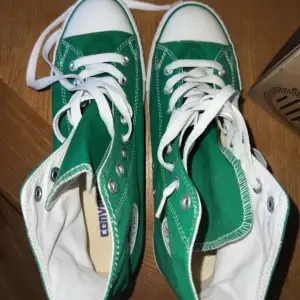 Ett par gröna Converse som bara har testats!  storlek 42  Unisex 