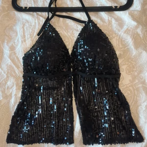 Paljett topp - Fin paljett topp feån Nelly trend. Aldfig använd. Strl M men passar S då man kan knyta med banden. Öppen rygg.