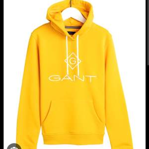 Säljer denna fina Gant hoodie i topp skick då den inte används💕 Strl S och har inga defekter, egna bilder finns Nypris: 1000 kr Pris går att diskutera💕