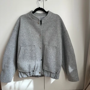 Jacka Boohoo - Jacka från Boohoo oanvänd! Superfin och perfekt till vår/höst. Storlek 36 men skulle passa storlek 38