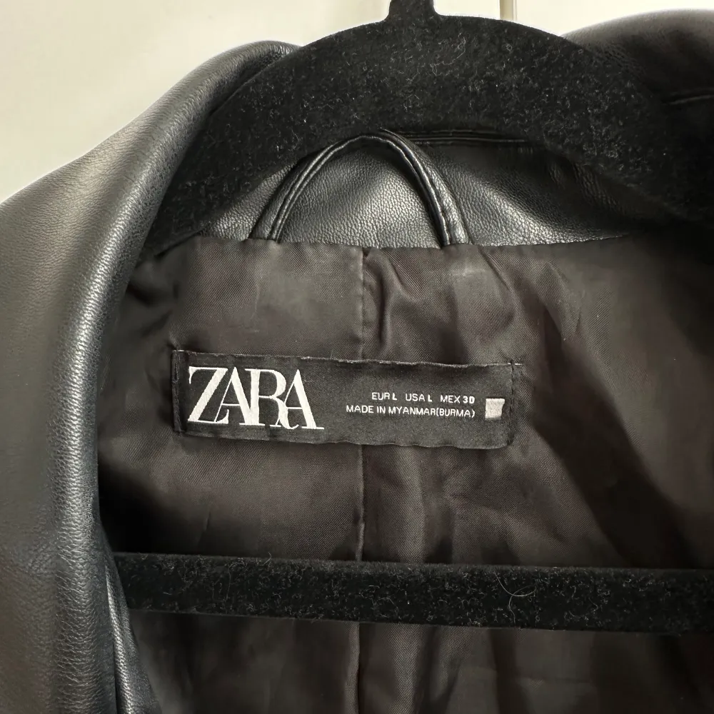 Superfin skinnjacka från Zara (använd fåtal gånger) så är som i nytt skick. Passar som storlek S. Jackor.