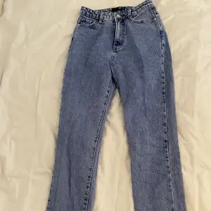 Högmidjade jeans i en mörkblå färg. De är endast använda ett fåtal gånger och är därför i väldigt bra skick. Säljer då de är lite i längsta laget på mig. 