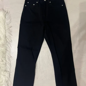 Snygga straight jeans från Weekday  - Svarta Weekday i modellen Rowe. Perfekta till alla årstider! Använda en gång