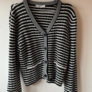 Stickad koft  - Mönstrad stickad kofta från NA-KD i storlek S