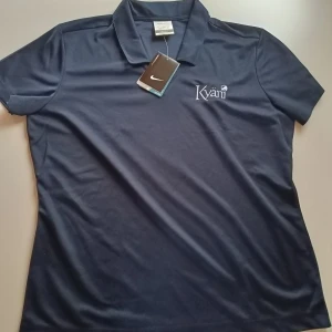 Marinblå Piké - Piké av hög kvalitet, helt ny och fräsch. Både billig och stillig, helt oanvänd. Finns i flera storlekar.