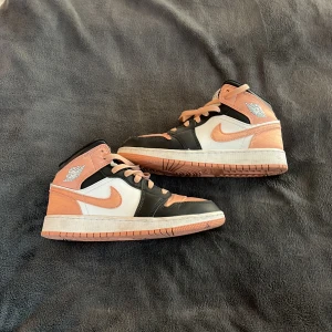 Jättefina rosa Jordan 1,s - Säljer dessa fina jordan 1 skorna. De är hyfsat använda men inga stora defekter, lite creasade och lite smutsiga. Säljer för att de knappt kommer till användning. Skriv för fler bilder och pris kan diskuteras!💖💖köpta för 2000kr💖