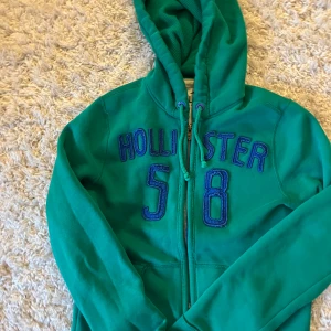 Hollister hoddie - fin hoodie från hollister, ganska bra skick men ändå lite nopprig vid vissa ställen, passar som M också.  