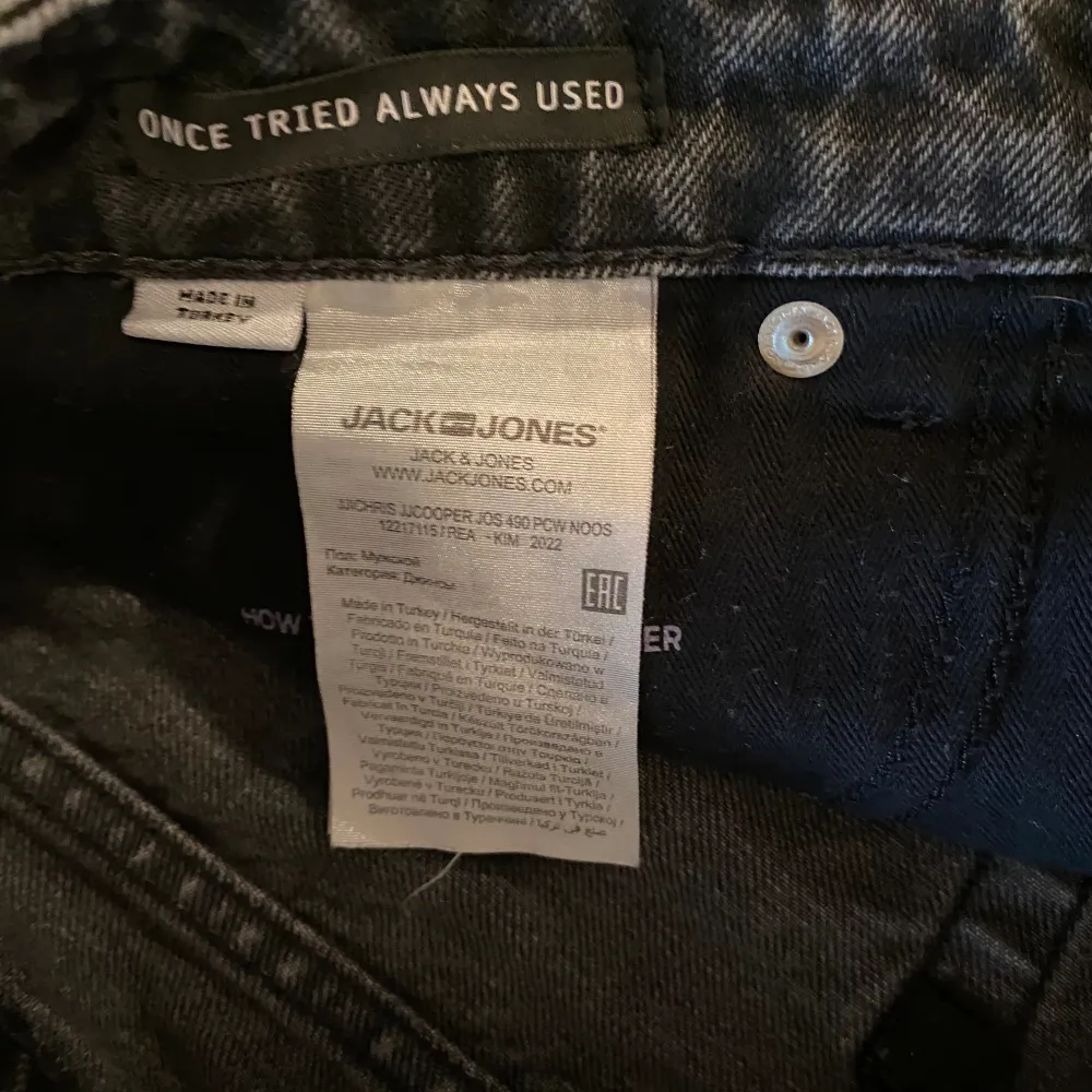 Säljer nu mina svarta denim jeans från Jack & Jones! Skicket är 9/10 använda ett par gånger! Inga defekter! Hör av dig vid frågor och funderingar! Obs pris kan diskuteras!. Jeans & Byxor.